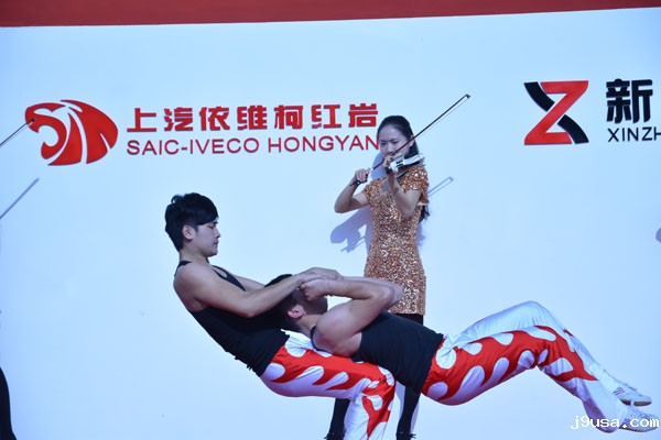 宝马展上的杂技表演